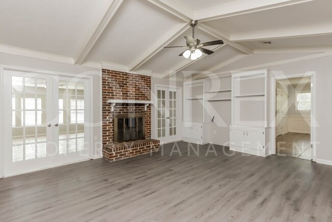 Building Photo - Spacious 5 Bedroom Home with Private Backy...