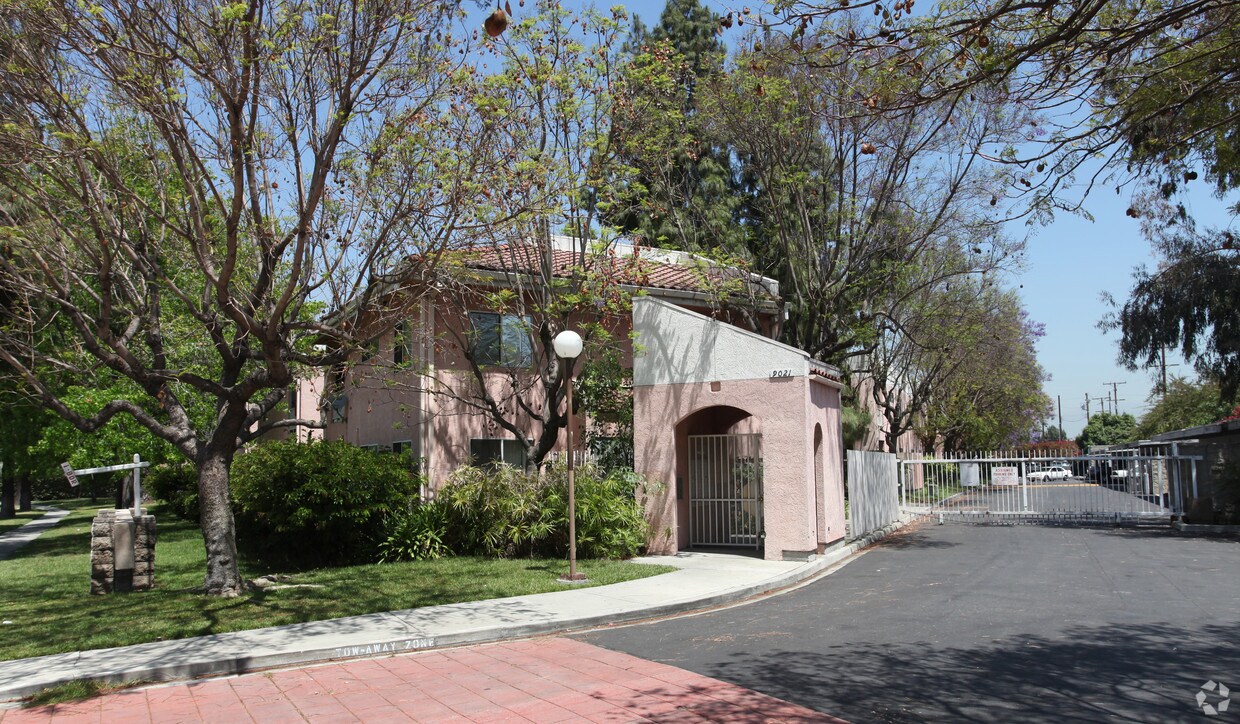 Foto principal - 9021 Beverly Rd