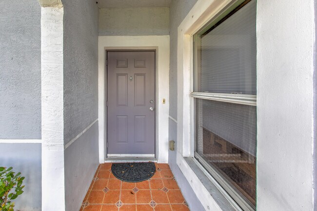 Foto del edificio - 1829 Sandhill Crane Dr