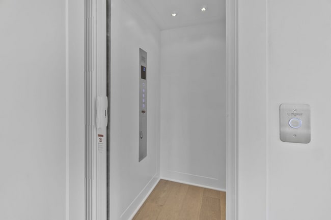 Building Photo - 5353 Zenith Overlook