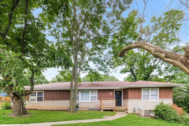 Building Photo - 331 NW Woodland Rd Building Photo - 331 NW Woodland Rd