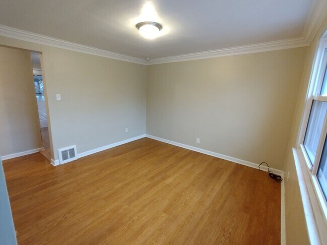 Building Photo - 3 Bedroom - Fresh Paint - Sun Porch - Sing...