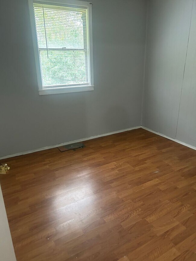 Foto del edificio - Oak Ridge 37830 - 2 bedroom, 1 bath duplex - Contact Lisa Vineyard and Shannon Russell (865) 216-...