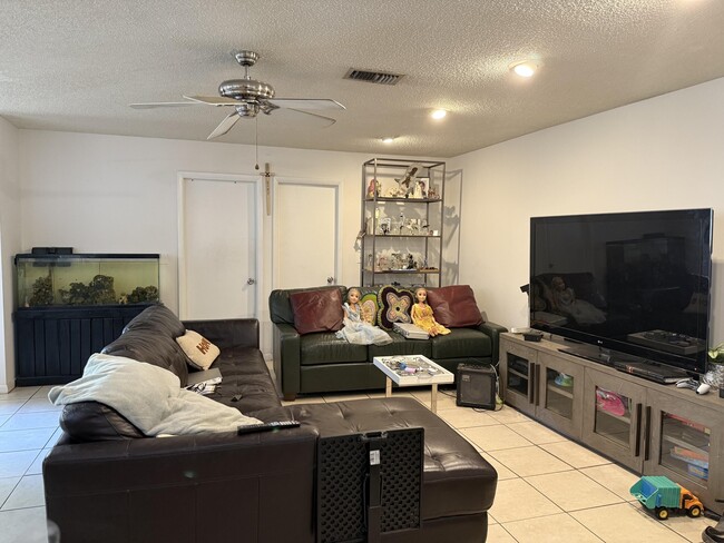 Foto del edificio - 4565 NW 3rd Dr