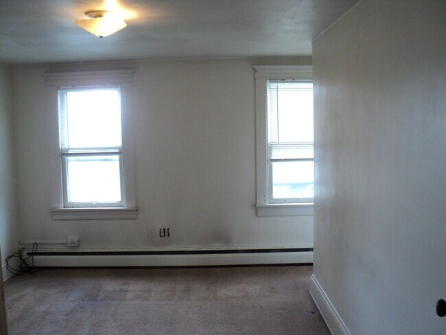 Foto del edificio - 748 Sampson Ave