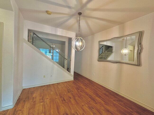 Foto del edificio - 2445 Monarch Dr