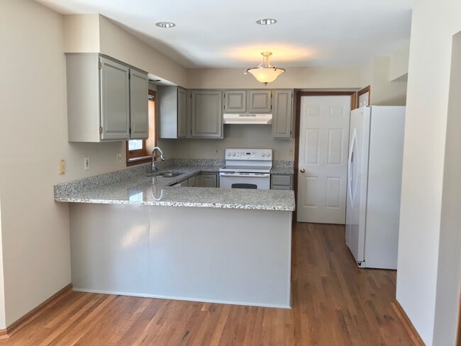 Kitchen - 10255 Cedarwood Dr