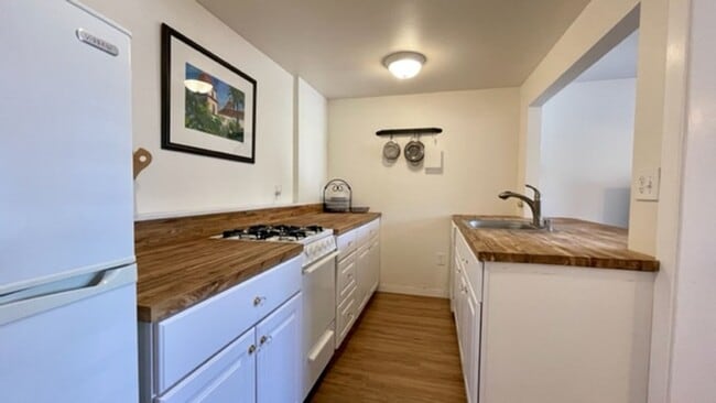 Building Photo - Furnished 1 Bedroom Flat Near Downtown SLO ** All Utilities Included