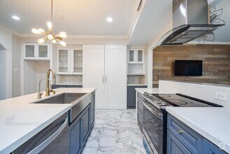 Building Photo - 201 Vanderpool Ln