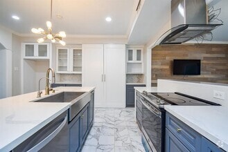 Building Photo - 201 Vanderpool Ln