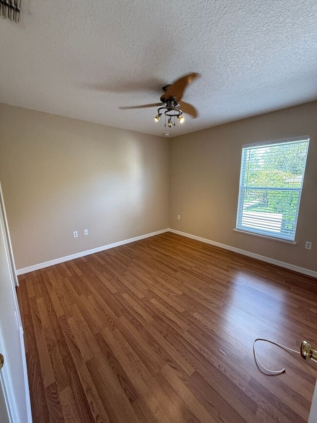 Building Photo - Leesburg 4 Bed 2.5 Bath w/ Den!