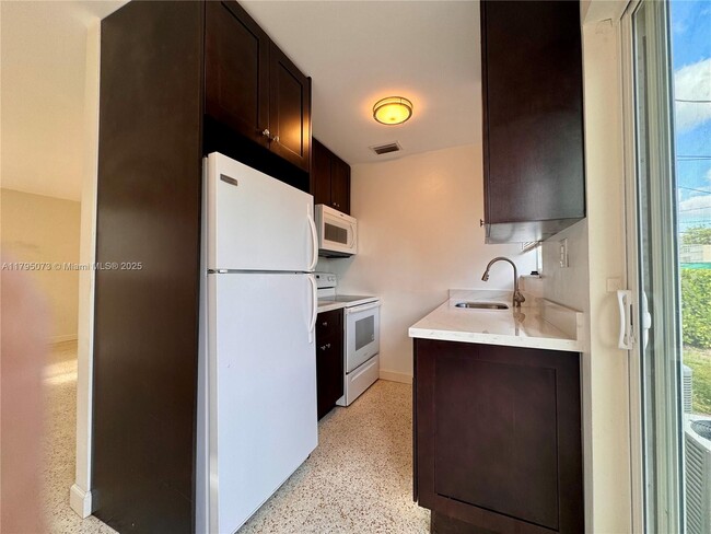 Foto del edificio - 628 W 17th St