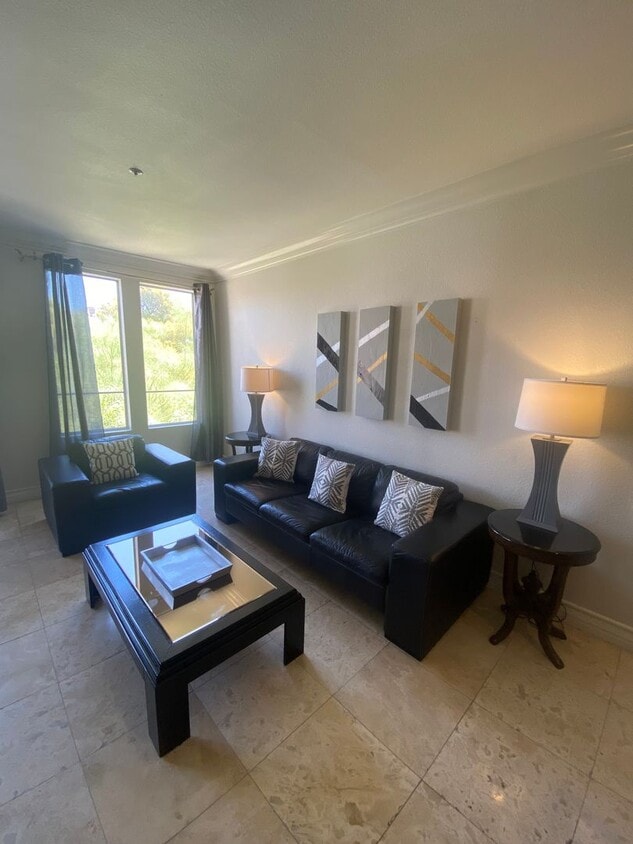 Primary Photo - Amazing 2 bedroom furnished condo 1 block ...