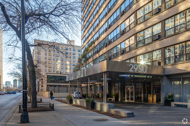 Building Photo - 2930 N Sheridan Rd