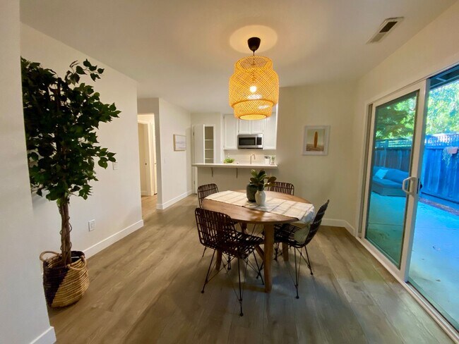 Building Photo - New Remodel 3/2 condo walk to UCSC.