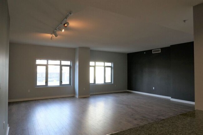 Building Photo - 2 bedroom 2 full bath condo in downtown Sa...