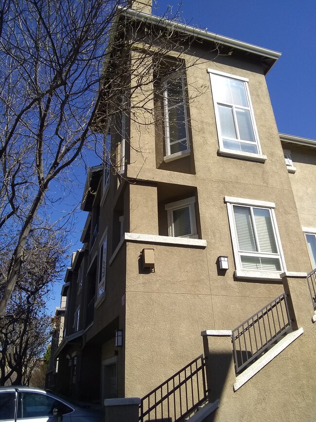 Corner unit - 586 Marble Arch Ave