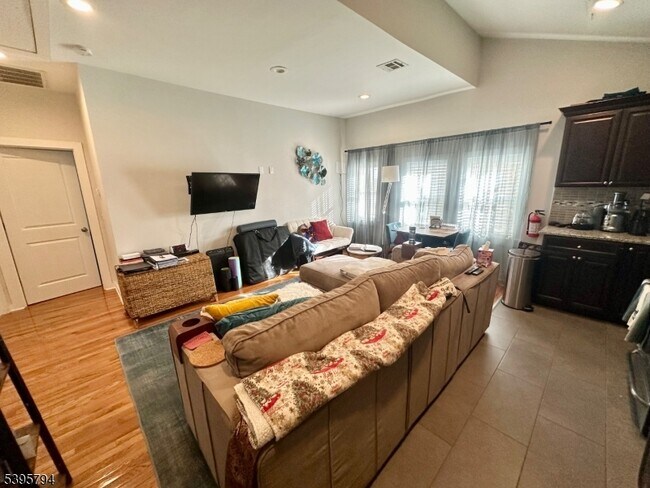 Foto del edificio - 390 Orange Rd