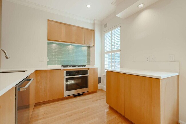 Foto del edificio - Updated 2-Bedroom Duplex Close to It All -...