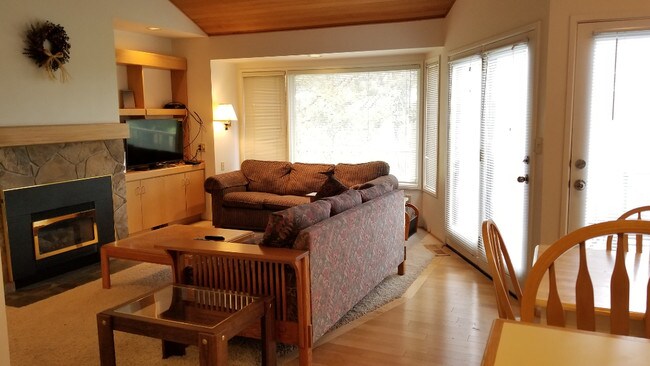 Building Photo - 6933 Robin Ct