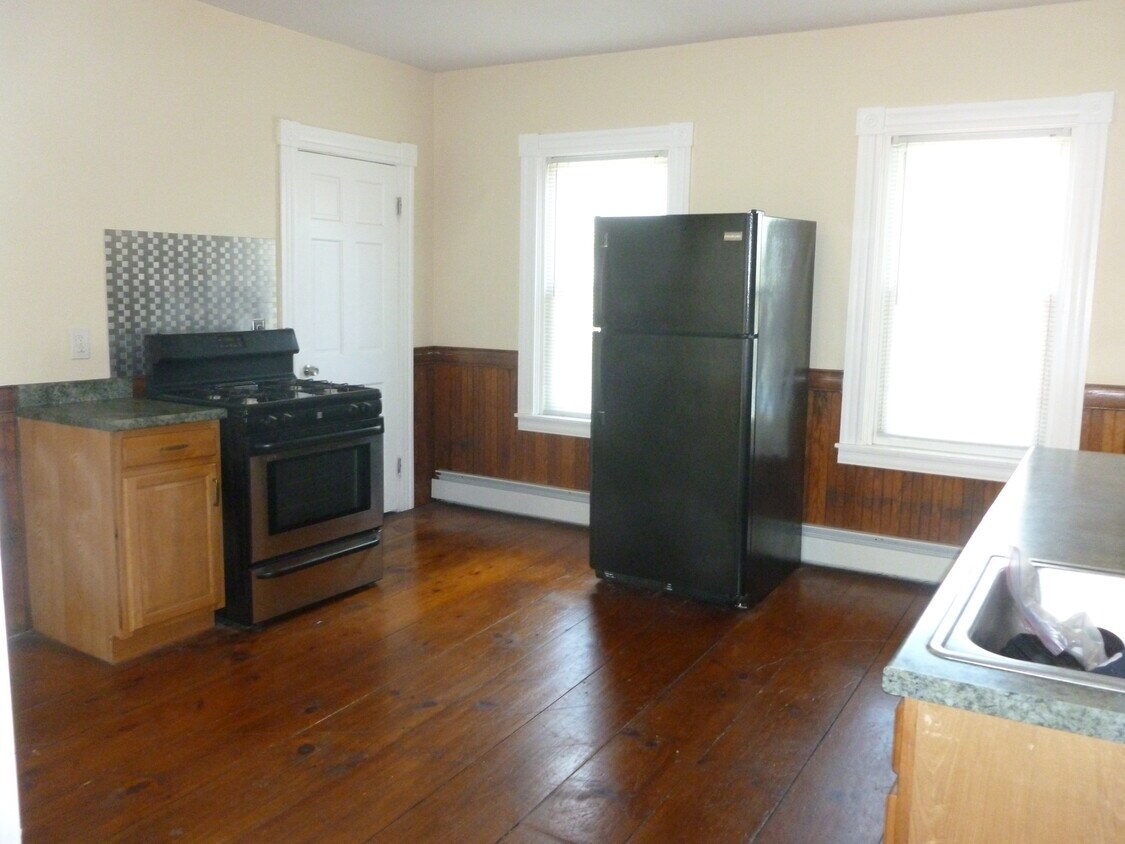 Building Photo - 211 Millbury St