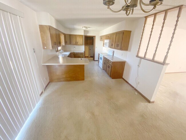 Foto del edificio - 523-527 W. Jewell, Russell