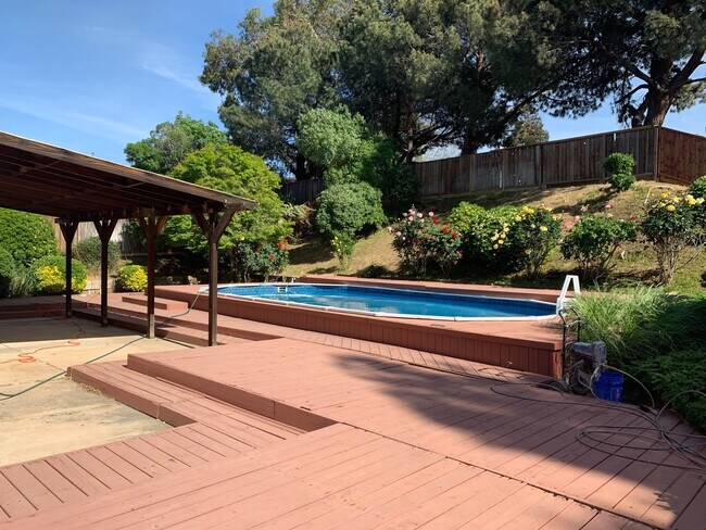 Foto del edificio - 2700 Bluebell Cir