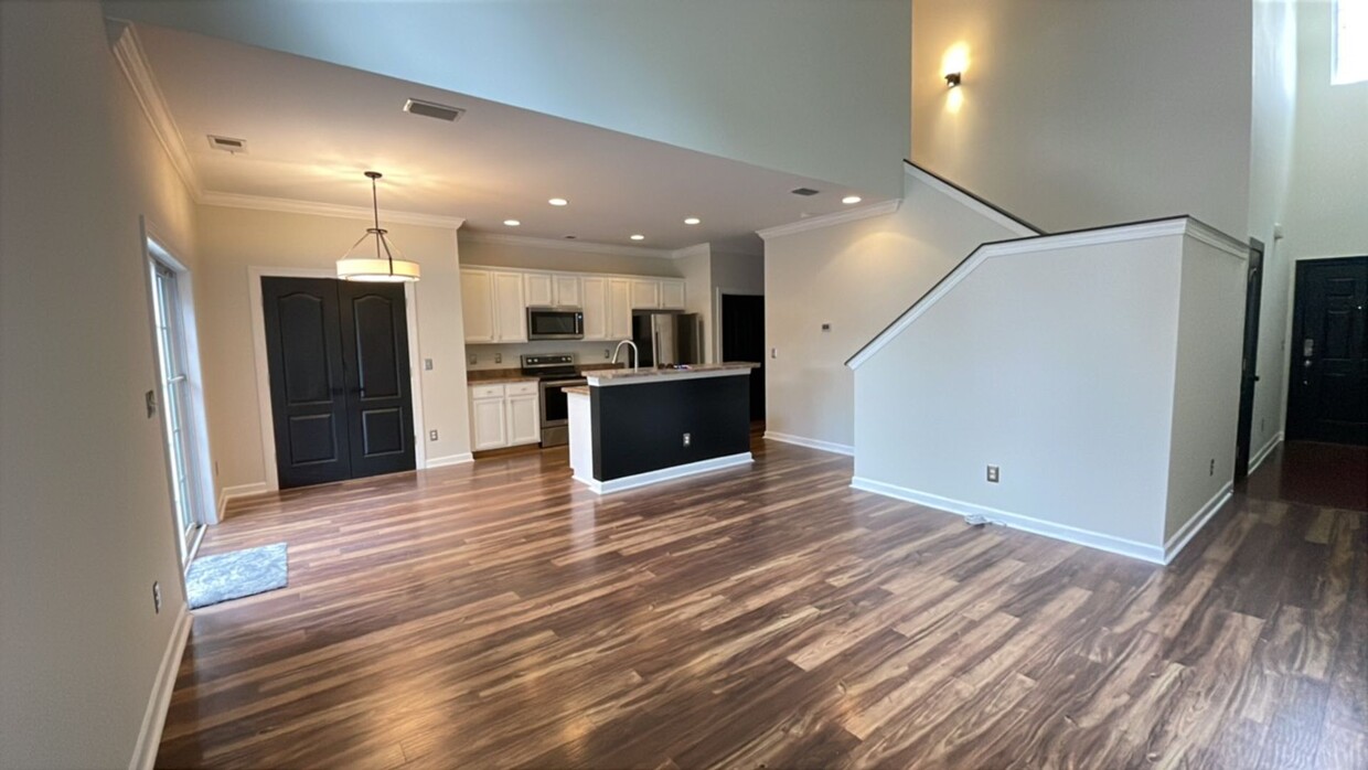 Foto principal - Nicely updated 3 bedroom/2 bath townhome i...