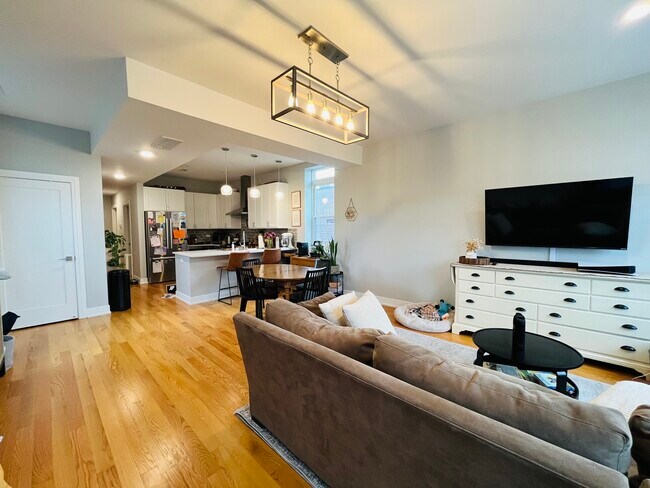 Building Photo - 3253 N Elston Ave