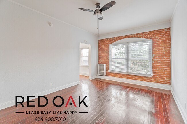 Foto del edificio - Lovely Studio with Exposed Red Brick, Stai...