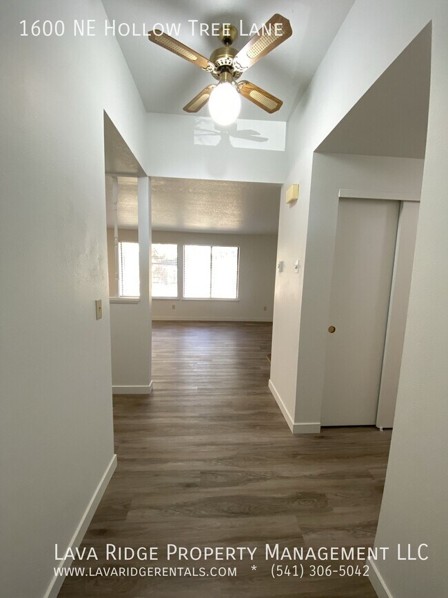 Foto del edificio - 1600 NE Hollowtree Ln