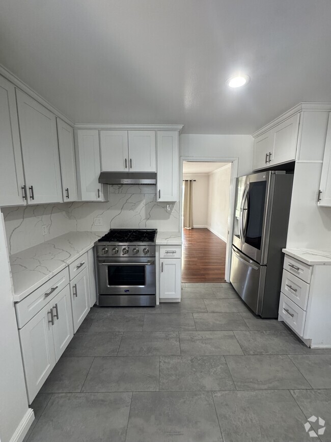 Building Photo - 670 Sunset Pkwy