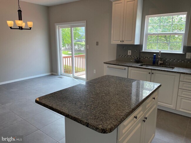 Building Photo - 601 Fawn Cir