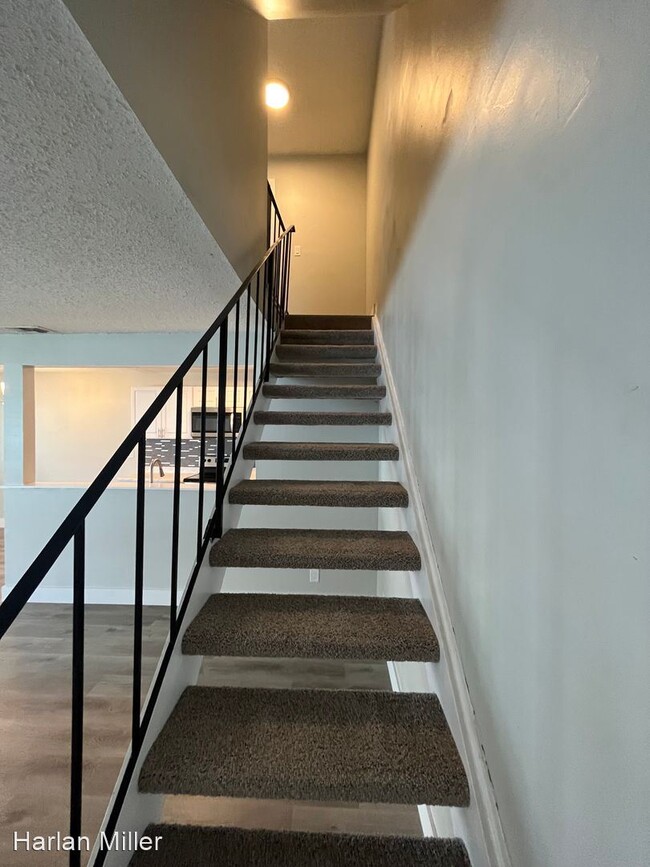 Building Photo - 2 br, 1 bath House - 910 E TIFFANY DR #2
