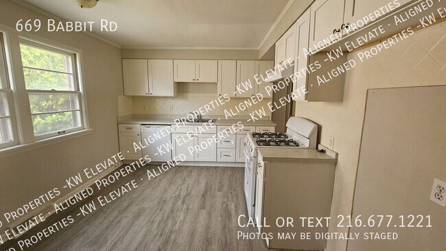 Building Photo - Euclid Living!