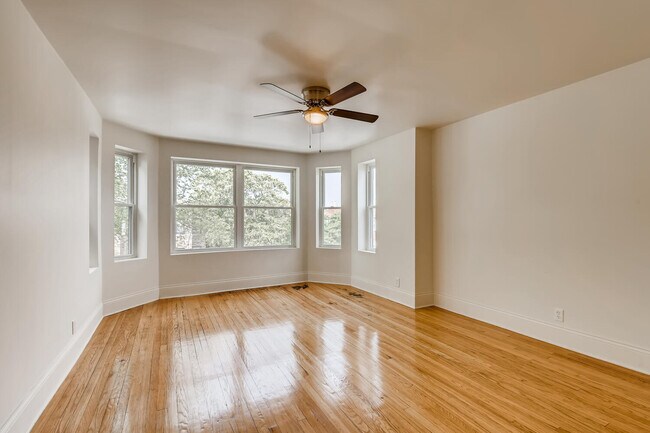 Foto del edificio - 1351 W 81st St