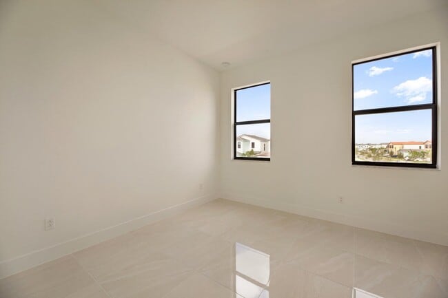 Building Photo - 16596 Cove Rd