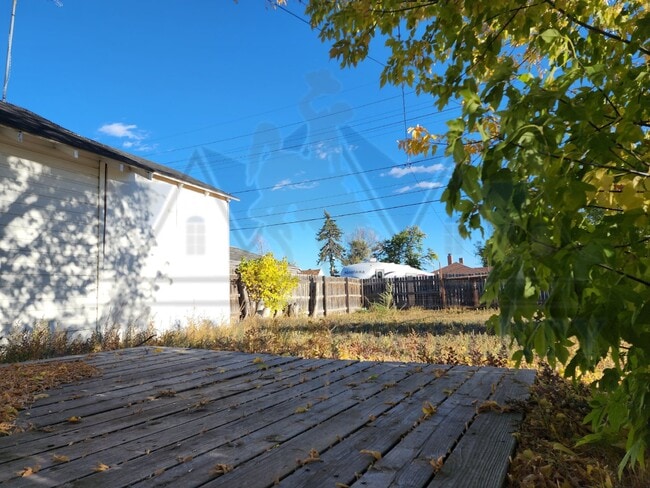 Building Photo - Charming 3-Bedroom Home with Hardwood Floo...