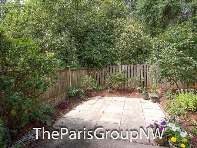 Building Photo - Gorgeous Greenwood Townhome * Walk to Lake...