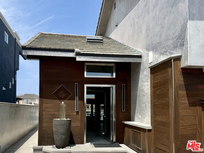 Building Photo - 2031 Peninsula Rd