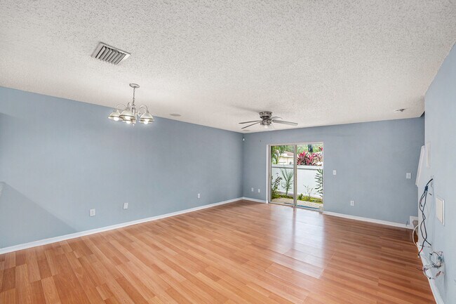 Foto del edificio - 8431 Edgewater Place Blvd