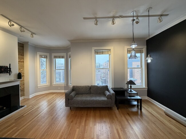 Building Photo - 1049 W Altgeld St