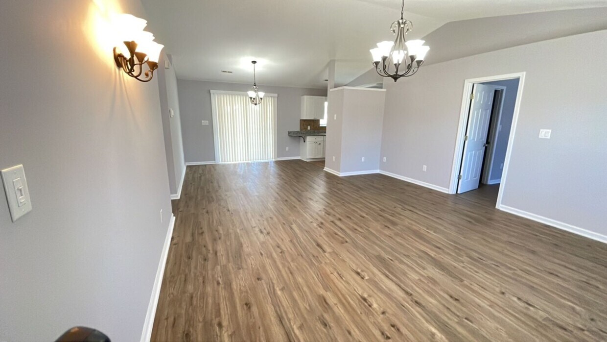 Primary Photo - Nice 3 bedroom/2 bath home in quiet neighb...