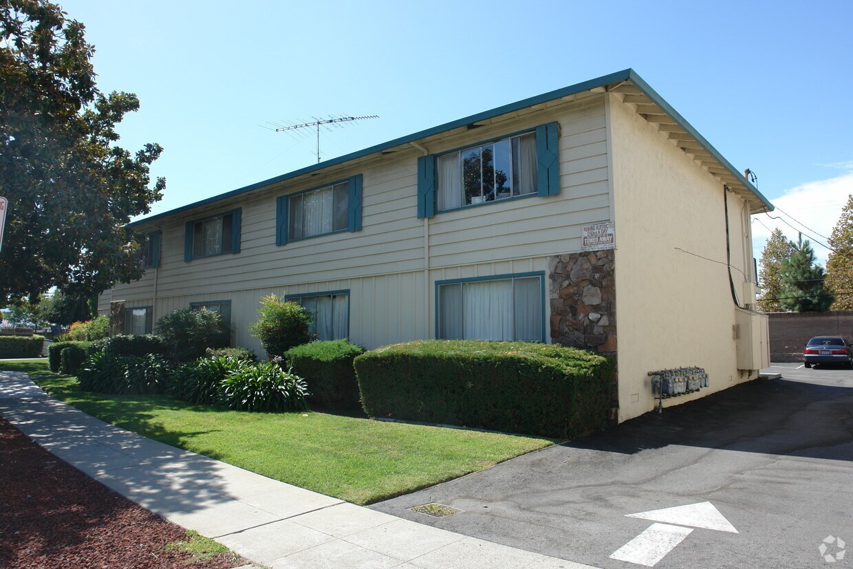 Building Photo - 3195 Pearl Ave