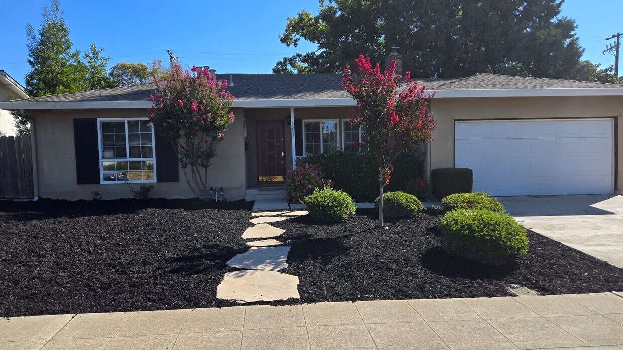 Primary Photo - Gorgeous 3 bedroom 2 bath home with 2 car ...