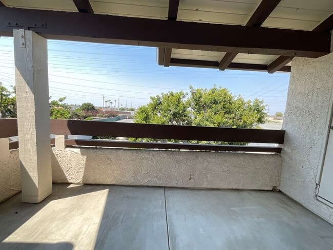 Building Photo - Sea Spray: Upper 2 Bedroom 2 Bath Condo,