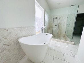 Building Photo - 3202 La Quinta Dr