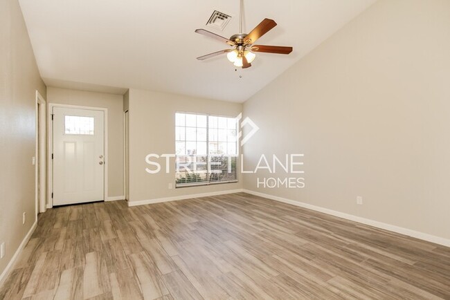 Building Photo - Charming 3 Bedroom in Peoria!
