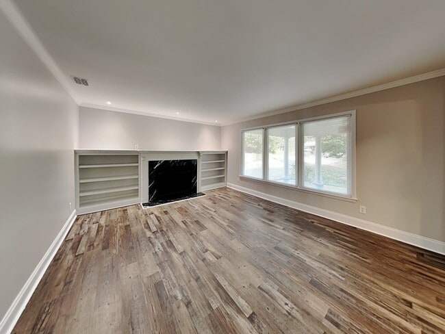 Building Photo - 100 Raymond St