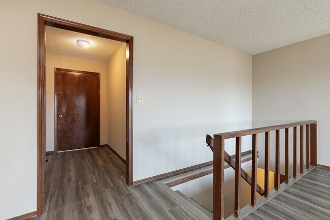 Foto del edificio - Updated 5 bedroom | 2 bath | 2 car garage | WALK OUT BASEMENT | Fenced backyard | Close to downto...